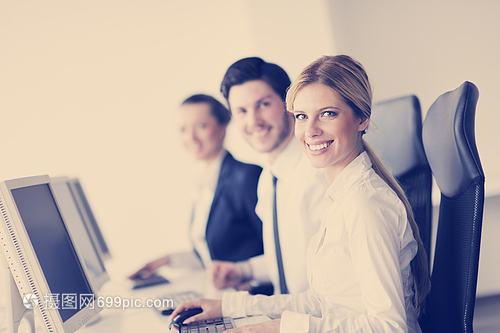 以专业姿态聆听 商务人员在办公服务中的耳机使用与客户支持之道